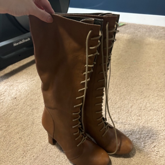 Laceup Boots - Picture 4 of 4